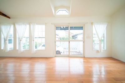 大きな窓からたっぷりと自然光が差し込む、明るく開放的な空間。 - 滝川トレーラーハウススタジオ 自然光あふれるアメリカンスタイルなトレーラーハウスの室内の写真