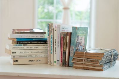 撮影小物として洋書が置かれると、さらに洗練された雰囲気を演出できます。 - 滝川トレーラーハウススタジオ 自然光あふれるアメリカンスタイルなトレーラーハウスの設備の写真