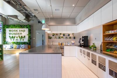 フリードリンクをご用意しております。 - WAW日本橋 日本橋駅地下直結　商談や打ち合わせに最適な8名様用 「会議室C」の室内の写真