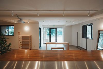 木材を活かしたテーブルや、棚、鏡があります。 - Ambient  Spaceの室内の写真