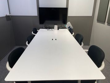 6名様会議室　 商談な急な打ち合わせにご利用ください - WAW日本橋 日本橋駅地下直結　商談や打ち合わせに最適な6名様用 「会議室A」の室内の写真