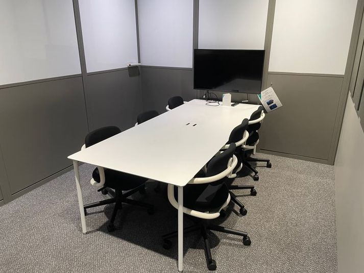 6名様会議室　 - WAW日本橋 日本橋駅地下直結　商談や打ち合わせに最適な6名様用 「会議室A」の室内の写真