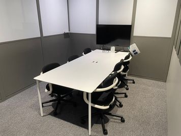 モニターやオンライン用カメラ・マイク完備　商談や打ちプレゼンに最適な6名様用 「会議室A」 - WAW日本橋