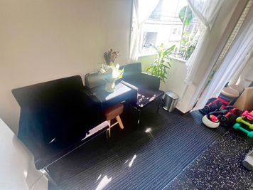 カウンセリングに必要な高級ソファもご用意してます。 - レモン（Re:mon） 中目黒にオープン☀️超割引中‼️1,500円/1時間❗️の室内の写真