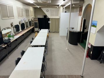1階、入口から。 - 本町・多目的スペースの室内の写真