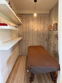 エステやマッサージなどに使えるベットあります - CultureSpace & Cafe Rico CulutureSpece & Cafe Ricoの室内の写真