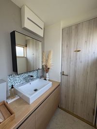 広々手洗いの洗面ボウルがスペース入口にあります - CultureSpace & Cafe Rico CulutureSpece & Cafe Ricoの室内の写真