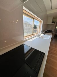 清潔感のある白のシンクとIHコンロです - CultureSpace & Cafe Rico CulutureSpece & Cafe Ricoの室内の写真