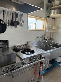 業務用本格コンロとガスオーブン、フライヤーもあります - CultureSpace & Cafe Rico CulutureSpece & Cafe Ricoの室内の写真
