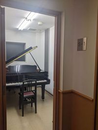 ユニスタイル鎌取 グランドピアノ防音部屋　１番教室の室内の写真