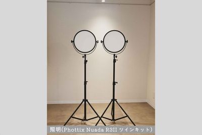 照明（2灯、スタンド有り）
色温度も調整可能な商品撮影やポートレート撮影にピッタリな柔らかい光を作ってくれる照明です。 - Ambient  Spaceの設備の写真