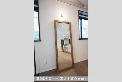 鏡（幅60×奥行き3.5×高さ160cm）
木の表情を活かしたカジュアルな印象の鏡です。 - Ambient  Spaceの設備の写真