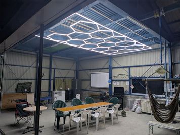 天井いっぱいに広がるハニカムライトが、夜のBBQを一気にムーディーに✨
雰囲気がグッと上がり、テンションも爆上げです🔥 - 古民家COCONE "Garage & barn BBQ"  岐阜羽島　雨天でも安心のガレージBBQスペースの室内の写真