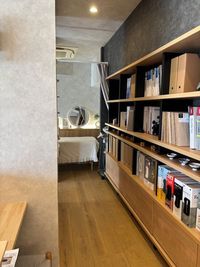 エステベット完備・カーテンを使ってハンコ室になるのでお着替えも可能♪ - ヨシケンホーム｜奈良のリフォーム＆増改築 カルチャー教室・サロン・ママ会スペース・写真撮影にも最適！の室内の写真