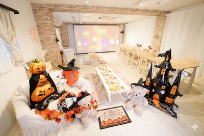 ハロウィンに最適なパーティースペースで子供も大人も大盛りあがり - Moffroom🧸«池袋店»🧸 池袋MAX40名‼️超でかスクリーン大人数パーティーの室内の写真