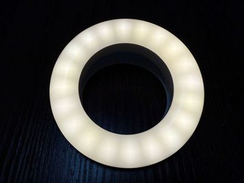 スマホに取り付けるリングライトは用途が沢山！ - 水天宮シアタールーム 水天宮2分85インチ液晶🚿シャワー🎬映画鑑賞🏠24Hデートの設備の写真