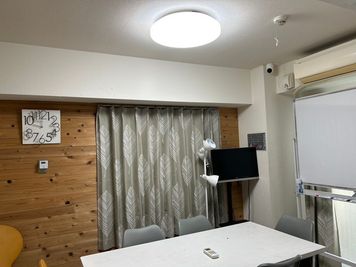 明るい蛍光灯に変更 - RAKUNA新宿Ⅳ A会議室の室内の写真