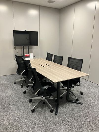 マイク・モニター付き会議室。ゲストを迎えての打ち合わせにもご活用ください。 - 虎ノ門アルセアタワー モニター・ホワイトボード完備の6名様用【会議室C】の室内の写真
