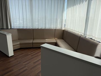 ご利用いただけるソファ - セントラルビル401ダンスホール ミラー付きダンススタジオの設備の写真