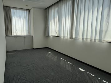 ホール横にある控室 - セントラルビル401ダンスホール ミラー付きダンススタジオの室内の写真