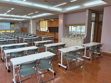 みんなの貸会議室　那覇東町店別館 東町別館701会議室[定員84+予備椅子]の室内の写真