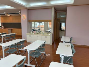 みんなの貸会議室　那覇東町店別館 東町別館701会議室[定員84+予備椅子]の室内の写真