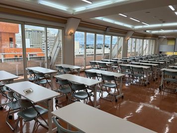 みんなの貸会議室　那覇東町店別館 東町別館701会議室[定員84+予備椅子]の室内の写真