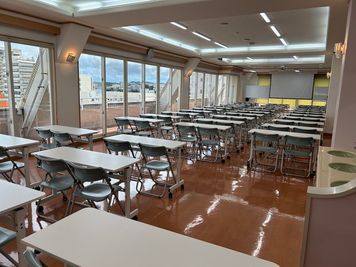 みんなの貸会議室　那覇東町店別館 東町別館701会議室[定員84+予備椅子]の室内の写真