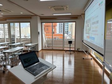 みんなの貸会議室　那覇東町店別館 東町別館701会議室[定員84+予備椅子]の室内の写真