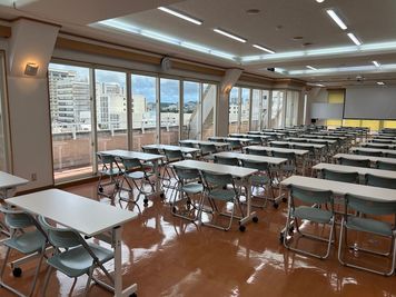 みんなの貸会議室　那覇東町店別館 東町別館701会議室[定員84+予備椅子]の室内の写真