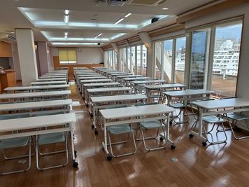 みんなの貸会議室　那覇東町店別館 東町別館701会議室[定員84+予備椅子]の室内の写真