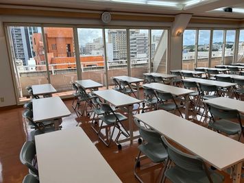 みんなの貸会議室　那覇東町店別館 東町別館701会議室[定員84+予備椅子]の室内の写真