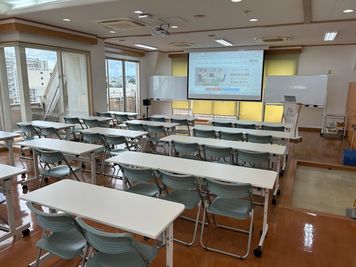 みんなの貸会議室　那覇東町店別館 東町別館701会議室[定員84+予備椅子]の室内の写真