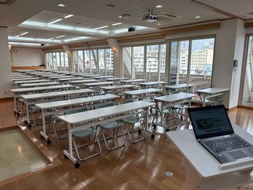 みんなの貸会議室　那覇東町店別館 東町別館701会議室[定員84+予備椅子]の室内の写真