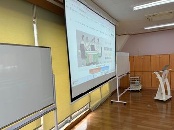 みんなの貸会議室　那覇東町店別館 東町別館701会議室[定員84+予備椅子]の室内の写真