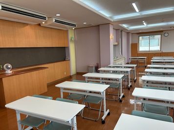 みんなの貸会議室　那覇東町店別館 東町別館701会議室[定員84+予備椅子]の室内の写真