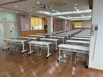 みんなの貸会議室　那覇東町店別館 東町別館701会議室[定員84+予備椅子]の室内の写真