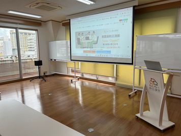 みんなの貸会議室　那覇東町店別館 東町別館701会議室[定員84+予備椅子]の室内の写真