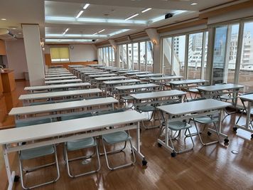 みんなの貸会議室　那覇東町店別館 東町別館701会議室[定員84+予備椅子]の室内の写真