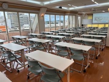 みんなの貸会議室　那覇東町店別館 東町別館701会議室[定員84+予備椅子]の室内の写真