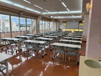 みんなの貸会議室　那覇東町店別館 東町別館701会議室[定員84+予備椅子]の室内の写真