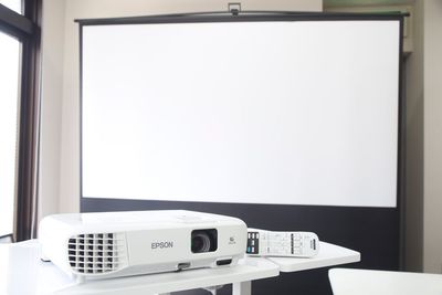 120インチスクリーン無料完備 - みんなの貸会議室　那覇東町店別館 東町別館701会議室[定員84+予備椅子]の設備の写真