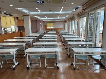 みんなの貸会議室　那覇東町店別館 東町別館701会議室[定員84+予備椅子]の室内の写真
