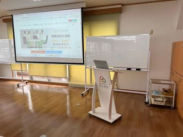 みんなの貸会議室　那覇東町店別館 東町別館701会議室[定員84+予備椅子]の室内の写真