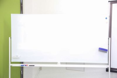 可動式両面ホワイトボード無料完備
サイズ：1800㎜×900㎜ - みんなの貸会議室　那覇東町店別館 東町別館701会議室[定員84+予備椅子]の設備の写真