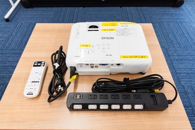 EPSONプロジェクター無料完備
型番：EB-FH52
HDMI、VGAケーブル完備 - みんなの貸会議室　那覇東町店別館 東町別館701会議室[定員84+予備椅子]の設備の写真