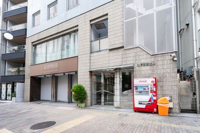 到着しましたら、4F受付までお越しください。 - 恵比寿アントレサロン 4名会議室の入口の写真