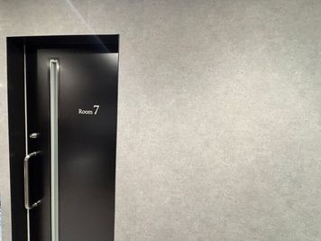 ブリッジレンタルオフィス レンタルスペース　Room7の入口の写真