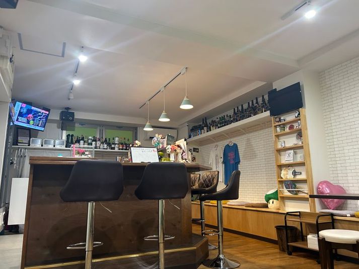 カウンター席とソファ席、テーブル席があります。 - スナックmie 新宿5丁目スナック mie (みえ)の室内の写真