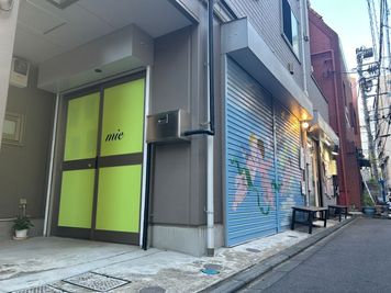 左側の黄緑色のドア（mieと書かれたドア）が入口です。 - スナックmie 新宿5丁目スナック mie (みえ)の入口の写真